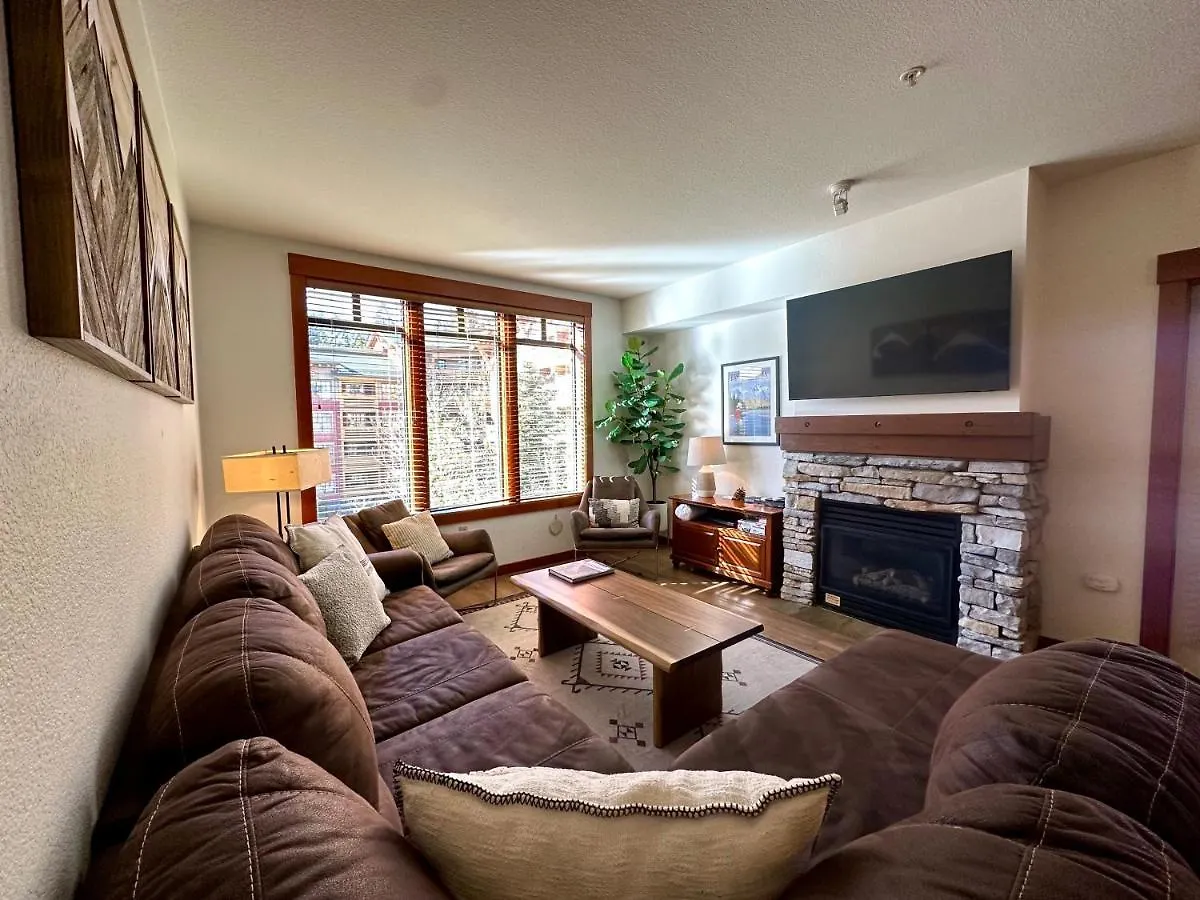 Quiet, Updated, Corner Condo In The Village! Parking, Pool & Spa location